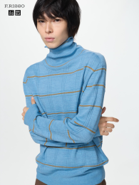UNIQLO Текст уже на русском: «3D-свитер с высоким воротом». Пришлите японский оригинал, и я переведу его.  фото