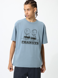 UNIQLO Текст уже на русском. Более естественный вариант для названия товара: **«Футболка UT свободного кроя с принтом „Арахис“»**.  фото