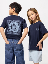UNIQLO Дисней в синей футболке  фото