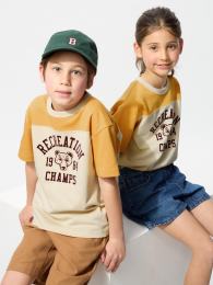 UNIQLO Эализм футболка с круглым вырезом и графическим принтом из хлопка.  фото