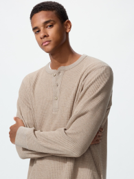 UNIQLO Лонгслив с вафельной текстурой и воротником 