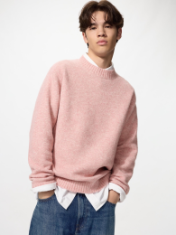 UNIQLO スフレ糸のクルーネックセーター。  фото